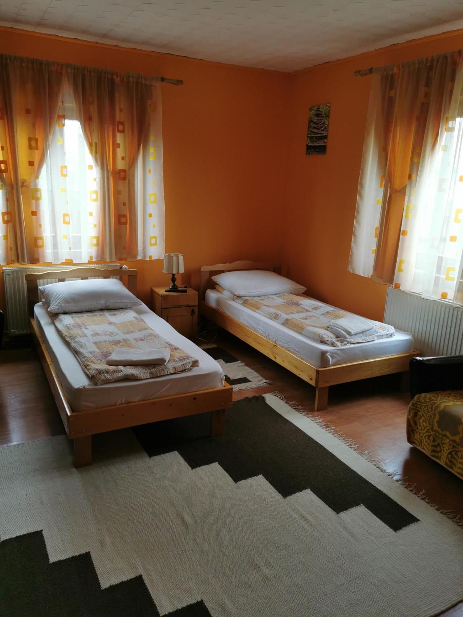 Emilia Vendeghaz Hotell Ciumani Exteriör bild